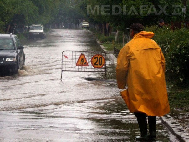 Imaginea articolului Autocar cu 40 de pasageri, blocat pe şoseaua de centură a oraşului Buzău din cauza inundaţiilor