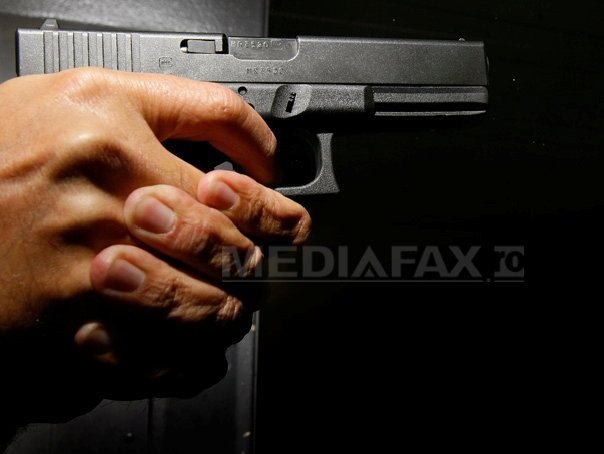 Imaginea articolului Constanţa: Un bărbat ce ameninţa că se sinucide, convins cu focuri de armă să nu facă gestul 