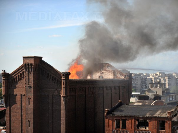 Imaginea articolului Moara lui Assan arde de aproape 24 de ore. Pompierii intervin pentru stingerea ultimelor focare ale incendiului