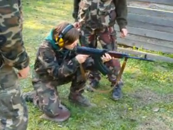 Imaginea articolului "Eliberarea Ardealului de sub ocupaţia română" - filmuleţe cu tineri în uniforme militare învăţaţi să folosească arme, la Tabăra EMI din Harghita - VIDEO
