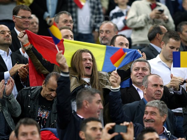 Imaginea articolului "Hai Românie! ", noul imn al echipei naţionale de fotbal, prezentat de Iris la Alba Iulia