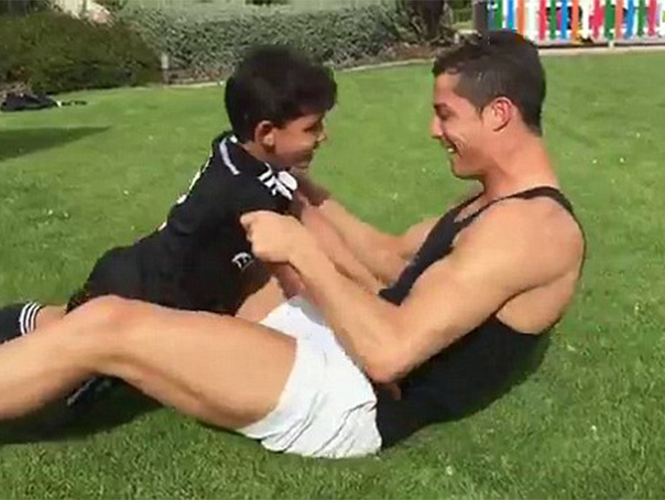 Imaginea articolului Cum îşi antrenează Cristiano Ronaldo fiul: "Tu eşti campionul!" - VIDEO