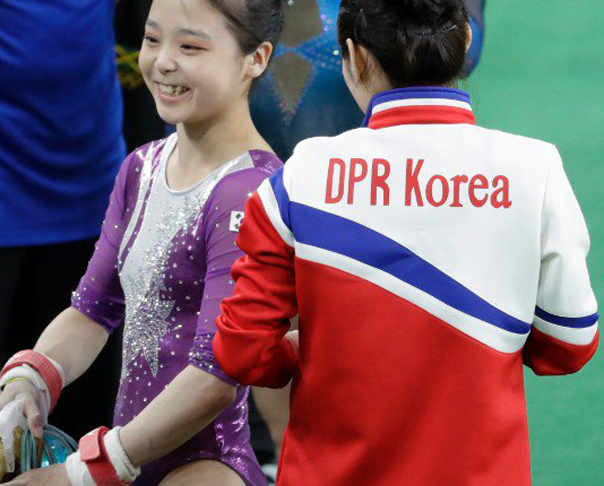 Imaginea articolului RIO 2016: Două gimnaste din Coreea de Nord şi de Sud au lăsat deoparte diferenţele politice şi au făcut un selfie împreună - FOTO