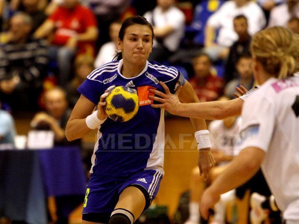 Imaginea articolului Campioana Europei, CSM Bucureşti, învinsă de norvegiencele de la Larvik, cu scorul de 35-33, în grupele principale ale Ligii Campionilor la handbal feminin