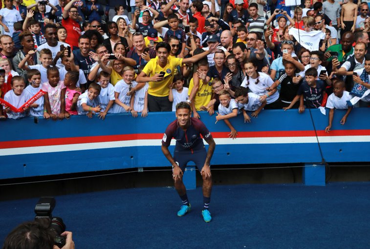Imaginea articolului FOTO, VIDEO | Cum arată Neymar, cel mai scump jucător transferat vreodată, la prima apariţie în noul echipament sportiv