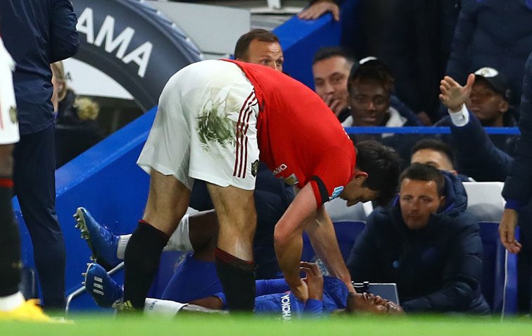 Imaginea articolului Meci dur între Chelsea şi Manchester United. Michy Batshuayi a încasat una dintre cele mai periculoase lovituri pentru un bărbat 