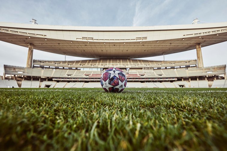 Imaginea articolului Semnificaţia designului mingii cu care se va juca în fazele eliminatorii din Liga Campionilor