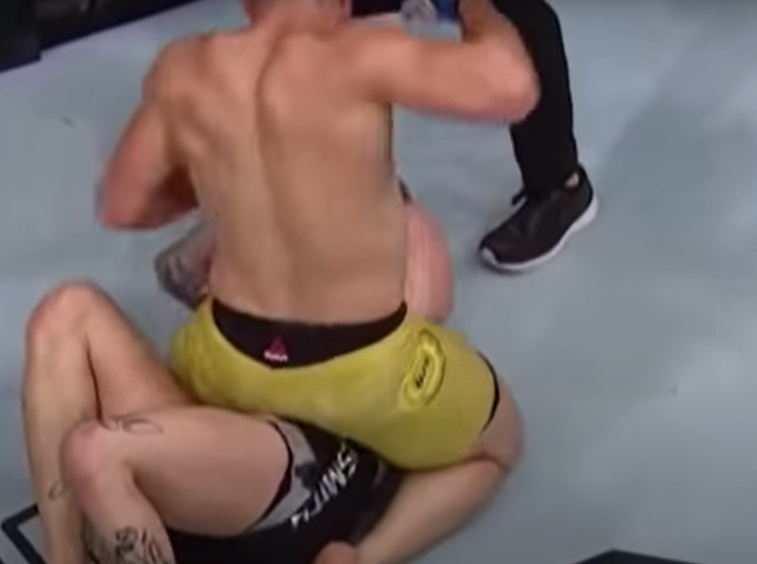 Imaginea articolului Moment şocant în timpul unei gale UFC: Îmi cad dinţii