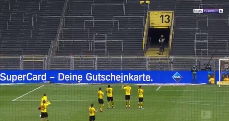Imaginea articolului Modul surprinzător prin care jucătorii Borussiei Dortmund au sărbătorit victoria cu Schalke