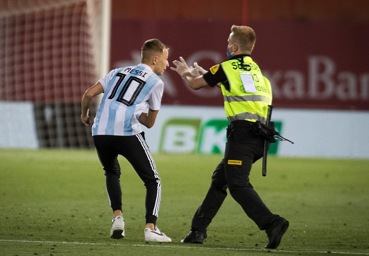 Imaginea articolului A sărit un gard de 2 metri şi a intrat pe teren să facă poză cu Messi. A ieşit plângând: "Nu a meritat efortul" 
