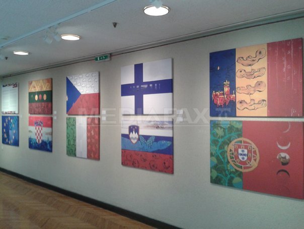 Imaginea articolului Steagul României, prezentat artistic la Guvernul lituanian: Castelul Bran înroşit şi siluete de gemeni - FOTO