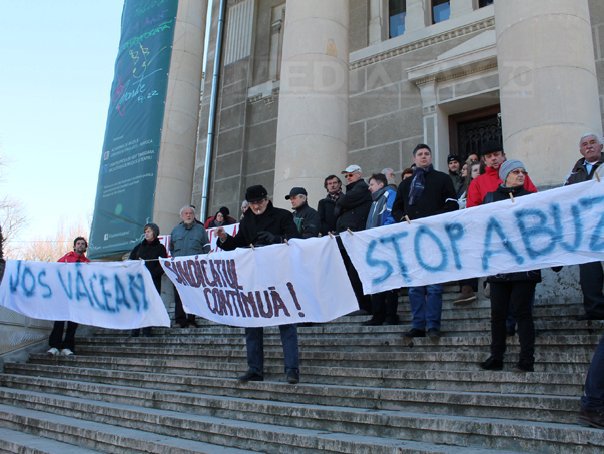 Imaginea articolului Zeci de angajaţi ai Filarmonicii Arad, protest pe treptele instituţiei pentru schimbarea managerului - FOTO