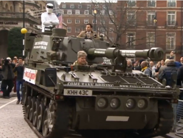 Imaginea articolului Un tanc a adus la sediul BBC petiţia în favoarea lui Jeremy Clarkson - VIDEO