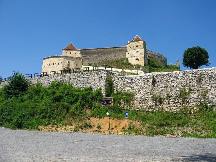 Imaginea articolului În premieră, turiştii au posibilitatea să doarmă la Cetatea Râşnov într-un cort militar
