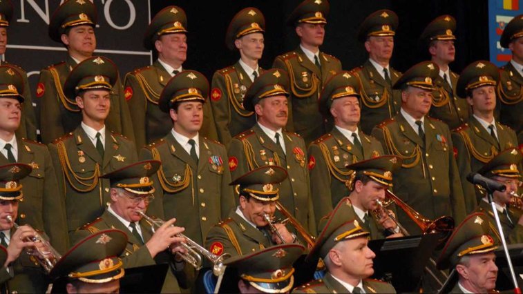 Imaginea articolului Corul Armatei Roşii. Ansamblul bărbaţilor care cântau piese ruseşti şi cover-uri din registrul solemn la cel comic, parodic
