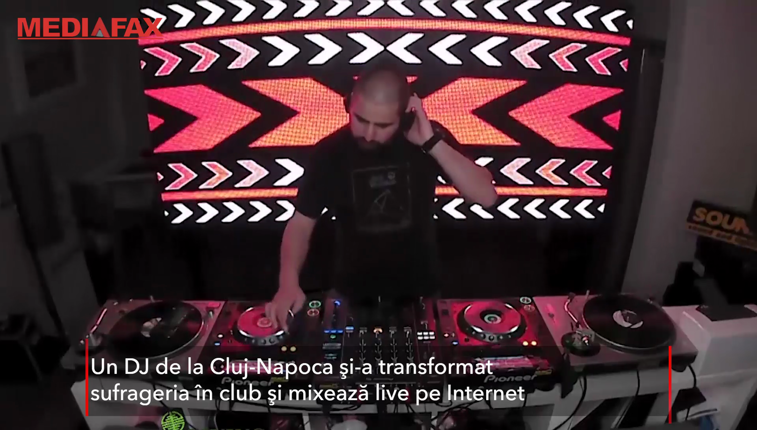 Imaginea articolului Hai la party online! Un DJ din Cluj şi-a transformat sufrageria în club şi mixează live pe Internet 