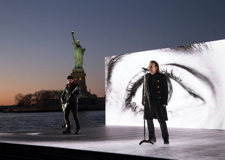 Imaginea articolului Bono şi The Edge de la U2 cântă 'Stairway To Heaven' şi dedică piesa oamenilor din spatele scenei VIDEO 