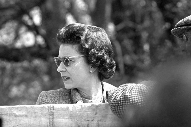 Imaginea articolului Un documentar interzis de Regina Elisabeta a II-a timp de peste 50 de ani a fost încărcat din greşeală pe YouTube. Filmul prezintă viaţa familiei Regale Britanice 