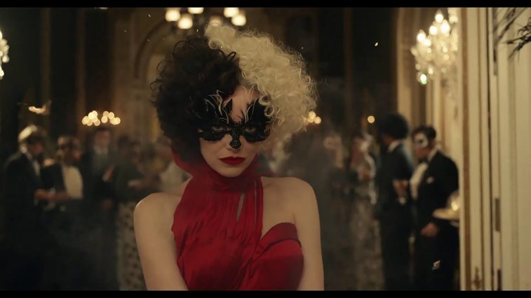 Imaginea articolului Emma Stone se transformă în Cruella de Vil, în noul film Disney bazat pe „101 Dalmaţieni”. Trailer oficial VIDEO