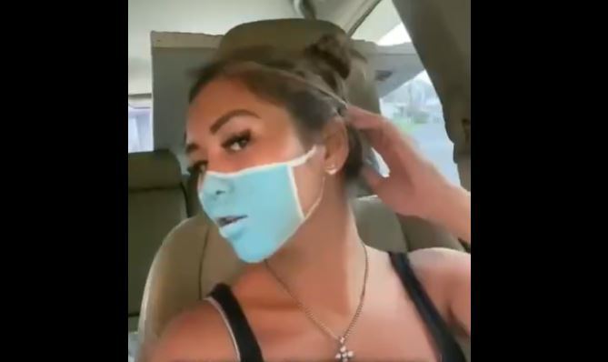 Imaginea articolului  Mască de protecţie „simbolică”, pentru o farsă pe YouTube. Cei doi vloggeri riscă să fie deportaţi