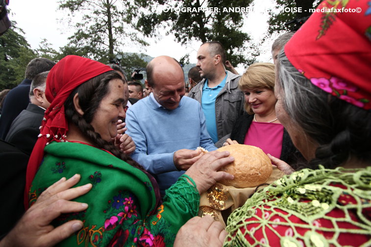 Imaginea articolului Scurtă istorie politică. Cum a trecut Traian Băsescu de la cumetrie la duşmănie în relaţia cu romii