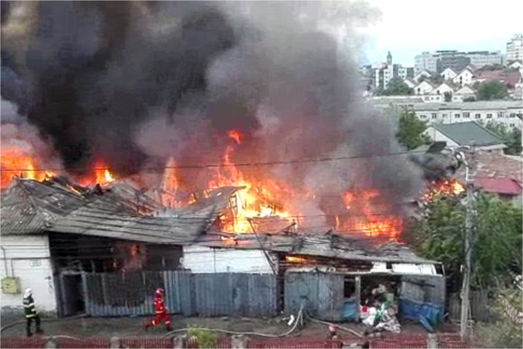 Imaginea articolului Noi imagini de la incendiul din Iaşi. Flăcările au cuprins mai multe case şi un depozit de materiale textile, iar o femeie a ajuns la spital