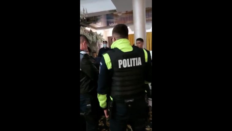 Imaginea articolului Eveniment privat întrerupt de poliţişti. Peste 50 de persoane au fost amendate într-un restaurant din Craiova