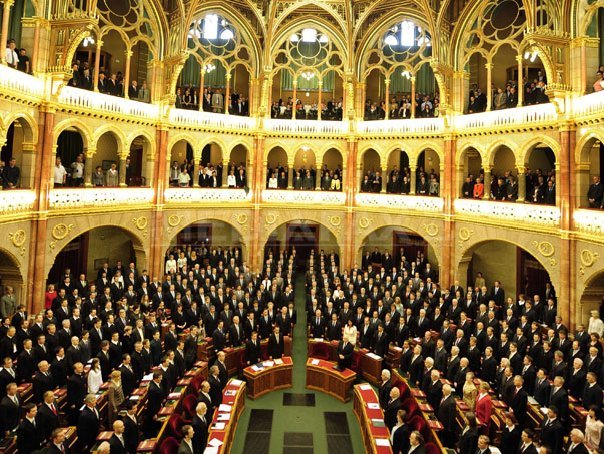Imaginea articolului Partidul Socialist ungar boicotează prin absenţă votul asupra modificării noii Constituţii ungare