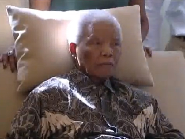 Imaginea articolului Imagini TV cu Mandela provoacă nemulţumire în Africa de Sud: "După ce a făcut pentru noi, uite cum îl tratează, ca pe un animal dintr-o grădină zoologică" - VIDEO