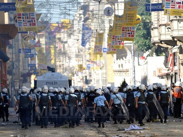 Imaginea articolului Protest inedit în Ankara: Locuitori dotaţi cu ustensile de bucătărie au manifestat zgomotos împotriva Guvernului
