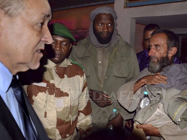 Imaginea articolului Patru francezi luaţi ostatici de Al-Qaida în Niger au fost eliberaţi după trei ani de detenţie