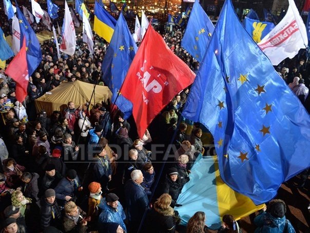 Imaginea articolului PROTESTE la Kiev: Aproximativ 20.000 de persoane au manifestat împotriva respingerii acordului de asociere cu UE. Adunările, marcate de confruntări violente cu poliţia - GALERIE FOTO