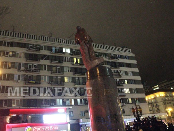 Imaginea articolului Protestatarii ucraineni au dărâmat o statuie a lui Lenin din centrul Kievului - FOTO