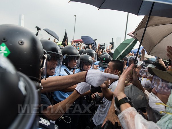 Imaginea articolului Tensiunile continuă în Hong Kong, în aşteptarea dialogului între autorităţi şi studenţi - FOTO