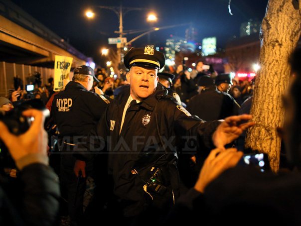 Imaginea articolului Peste 80 de protestatari, arestaţi la New York după decizia justiţiei de a nu inculpa un poliţist