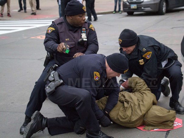 Imaginea articolului Poliţia din Cleveland a făcut uz excesiv de forţă în repetate rânduri, afirmă Eric Holder