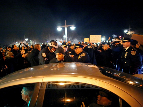 Imaginea articolului Peste 200 de arestări la New York, în timpul manifestaţiei împotriva violenţei poliţiştilor