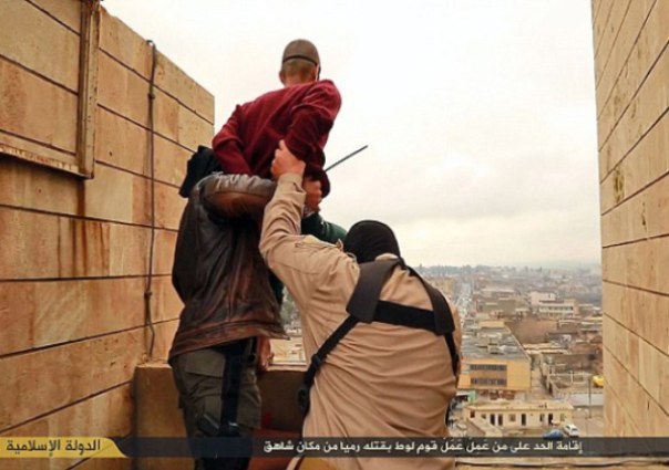 Imaginea articolului Imagini şocante: Grupul terorist Stat Islamic face publice noi execuţii. Homosexuali aruncaţi de pe clădiri, bărbaţi crucificaţi şi o femeie omorâtă cu pietre - FOTO