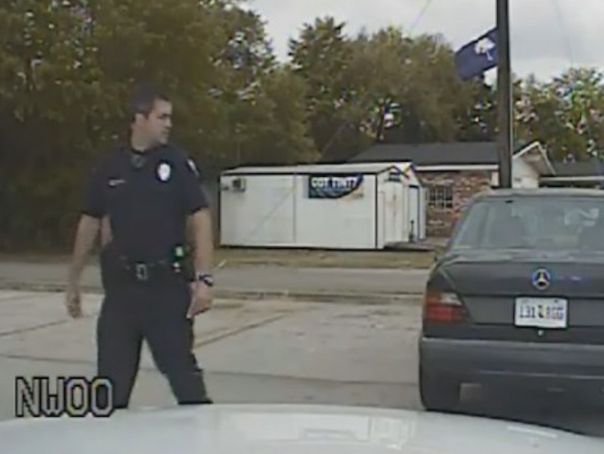 Imaginea articolului NOI IMAGINI cu incidentul în care un poliţist american împuşcă mortal un bărbat de culoare - VIDEO