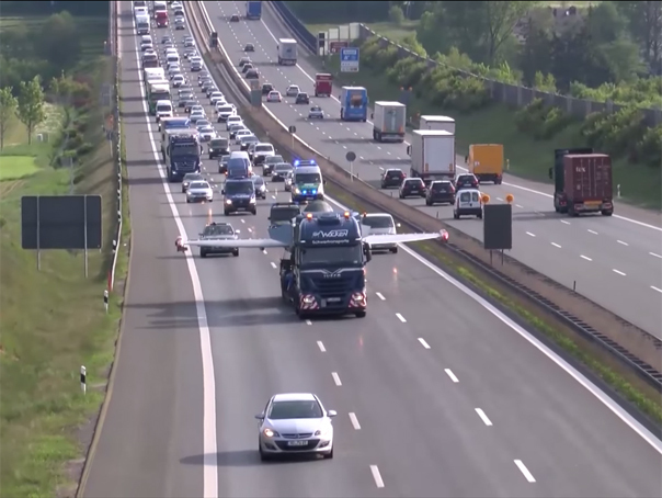 Imaginea articolului Un avion a blocat traficul pe o autostradă din Germania - VIDEO
