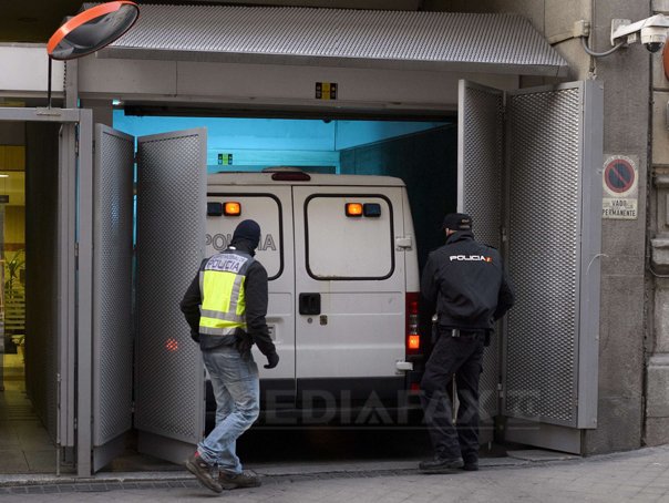 Imaginea articolului Poliţia spaniolă a arestat nouă români care jefuiau turişti pe aeroporturile din Murcia şi Alicante
