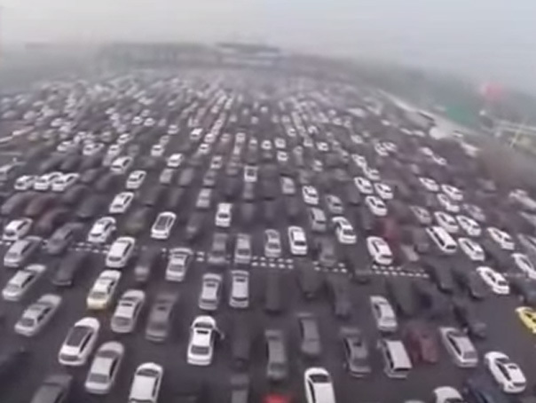 Imaginea articolului AMBUTEIAJ de proporţii pe o autostradă cu 50 de benzi din China - FOTO, VIDEO