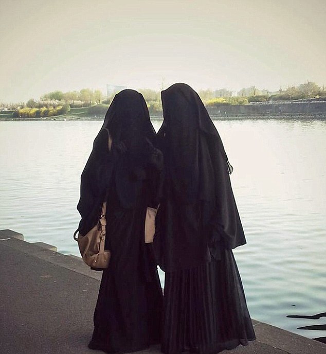 Imaginea articolului Povestea tulburătoare a două adolescente austriece care au mers în Siria să se alăture Statului Islamic. Una a decedat în război, cealaltă ar fi fost bătută până la moarte - FOTO