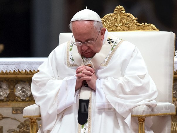 Imaginea articolului Papa Francisc încearcă să consoleze refugiaţii şi face apel la pace, în mesajul de Crăciun