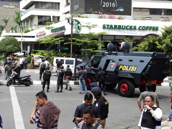 Imaginea articolului ATENTATE TERORISTE în Indonezia: Şapte persoane au fost ucise într-o serie de explozii în Jakarta. Cinci terorişti au fost ucişi - FOTO, VIDEO