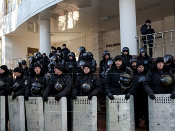 Imaginea articolului PROTESTELE de la Chişinău continuă: Mii de persoane s-au adunat în faţa Parlamentului, păzit de mii de poliţişti. Protestatarii cer alegeri anticipate - LIVE VIDEO, FOTO