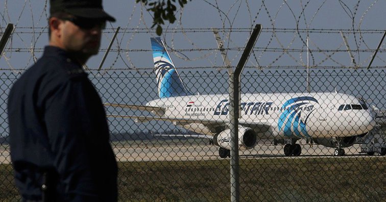 Imaginea articolului Avion deturnat în Egipt şi aterizat în Cipru. Bărbatul care a preluat controlul aeronavei ar vrea să stea de vorbă cu fosta soţie - VIDEO & FOTO 