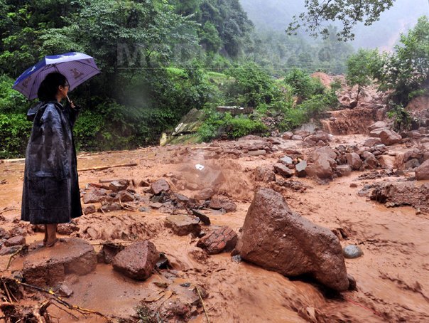 Imaginea articolului Cel puţin 17 morţi în Indonezia, în urma unei alunecări de teren produsă pe fondul inundaţiilor