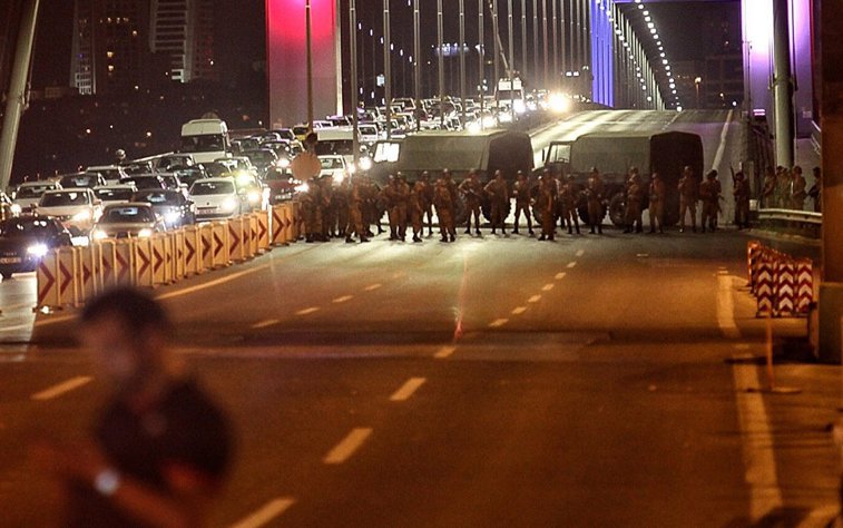 Imaginea articolului Lovitură de stat eşuată în Turcia. 265 de persoane au murit în confruntări militare. Şeful Statului Major al Armatei a fost înlocuit, iar operaţiunile la sediul Statului Major al armatei turce s-au încheiat - FOTO, VIDEO