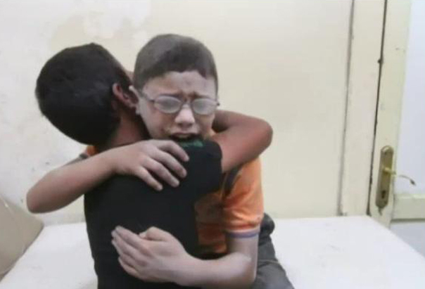 Imaginea articolului Imagini emoţionante: Doi copii sirieni se consolează reciproc după ce şi-au pierdut fratele în urma unui bombardament în Alep - VIDEO